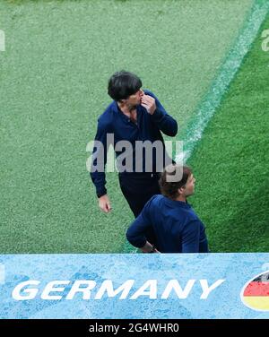 Munich, Allemagne. 23 juin 2021. Football: Championnat d'Europe, Allemagne - Hongrie, tour préliminaire, Groupe F, match 3 à l'EM Arena de Munich. L'entraîneur national Joachim Löw et Marcus Sorg (r), l'entraîneur adjoint de l'Allemagne. Credit: Christian Charisius/dpa/Alay Live News Banque D'Images