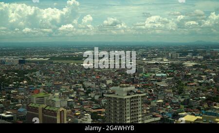 Grande ville de Manille, la capitale des Philippines avec des gratte-ciel, rues et bâtiments. Voyage Vacances concept. Banque D'Images
