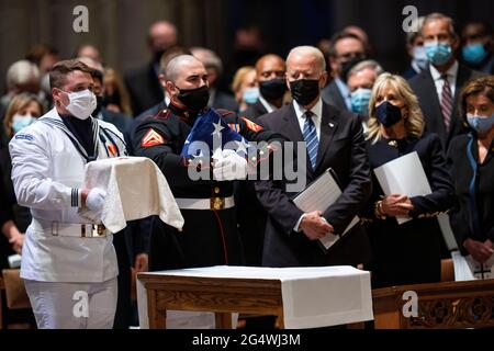 Washington, États-Unis. 23 juin 2021. Un Sailor américain lève l'urne avec les restes incinérés de l'ancien Virginia Sene John Warner et une Marine détient le drapeau américain comme le Président Joe Biden et la première Dame Dr. Jill Biden look on pendant un service funéraire pour le sénateur John Warner, D- va, À la cathédrale nationale de Washington, le mercredi 23 juin 2021. (Photo par Doug Mills/Pool/Sipa USA) crédit: SIPA USA/Alay Live News Banque D'Images