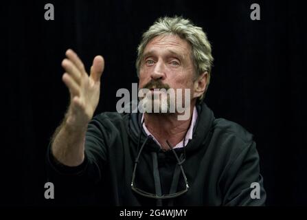 San Jose, États-Unis. 28 septembre 2013. John McAfee parle lors du C2SV Technology Conference Music Festival au McEnery Convention Center de San Jose, Californie, le 28 septembre 2013. (Photo de LiPo Ching/Bay Area News Group/MCT/Sipa USA) crédit: SIPA USA/Alay Live News Banque D'Images