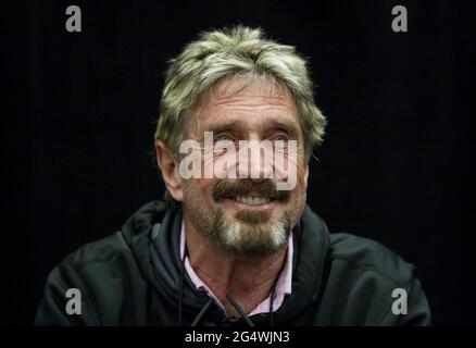 San Jose, États-Unis. 28 septembre 2013. John McAfee parle lors du C2SV Technology Conference Music Festival au McEnery Convention Center de San Jose, Californie, le 28 septembre 2013. (Photo de LiPo Ching/Bay Area News Group/MCT/Sipa USA) crédit: SIPA USA/Alay Live News Banque D'Images