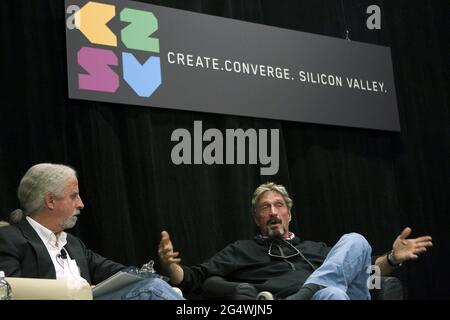 San Jose, États-Unis. 28 septembre 2013. John McAfee, à droite, parle avec Dan Holden lors du C2SV Technology Conference Music Festival au McEnery Convention Center de San Jose, Californie, le 28 septembre 2013. (Photo de LiPo Ching/Bay Area News Group/MCT/Sipa USA) crédit: SIPA USA/Alay Live News Banque D'Images