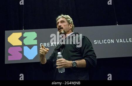 San Jose, États-Unis. 28 septembre 2013. John McAfee parle lors du C2SV Technology Conference Music Festival au McEnery Convention Center de San Jose, Californie, le 28 septembre 2013. (Photo de LiPo Ching/Bay Area News Group/MCT/Sipa USA) crédit: SIPA USA/Alay Live News Banque D'Images