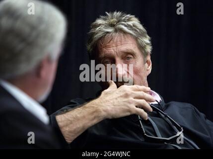 San Jose, États-Unis. 28 septembre 2013. John McAfee, à droite, parle avec Dan Holden lors du C2SV Technology Conference Music Festival au McEnery Convention Center de San Jose, Californie, le 28 septembre 2013. (Photo de LiPo Ching/Bay Area News Group/MCT/Sipa USA) crédit: SIPA USA/Alay Live News Banque D'Images