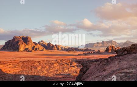 Mars rouge comme le paysage dans le désert de Wadi Rum, en Jordanie, ce lieu a été utilisé comme cadre pour de nombreux films de science-fiction Banque D'Images