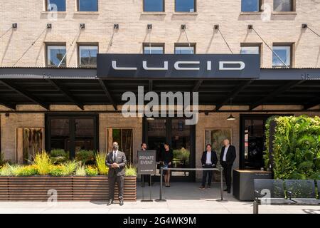 New York, États-Unis. 23 juin 2021. Le nouveau studio phare de Lucid Motors dans le quartier de Meatpacking à New York, le mercredi 23 juin 2021. Le Lucid Air est promu concurrent de Tesla et coûtera $169,000. (Âphoto de Richard B. Levine) crédit: SIPA USA/Alay Live News Banque D'Images