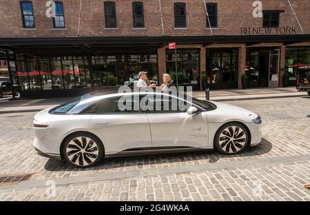 New York, États-Unis. 23 juin 2021. Un air lucide exposé à l'extérieur du nouveau studio phare de Lucid Motors dans le quartier de Meatpacking à New York le mercredi 23 juin 2021. Le Lucid Air est promu concurrent de Tesla et coûtera $169,000. (Âphoto de Richard B. Levine) crédit: SIPA USA/Alay Live News Banque D'Images