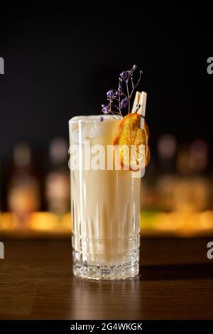 Verre de cocktail alcoolisé, rhum cubain classique, liqueur épicée et crème et une tranche d'orange Banque D'Images