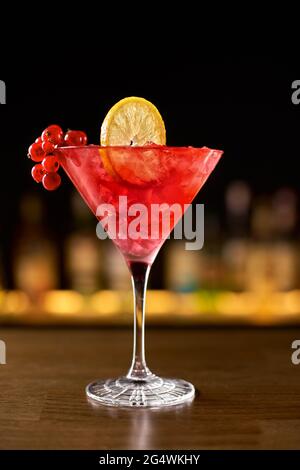 Gros plan de cocktail cosmopolite décoré d'orange Banque D'Images