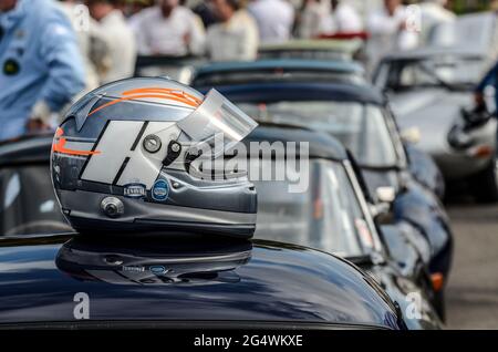 Casque placé sur le toit d'une voiture de course classique en préparation pour une course au Goodwood Revival 2011, West Sussex, Royaume-Uni. Homologué MSA pour les sports mécaniques Banque D'Images