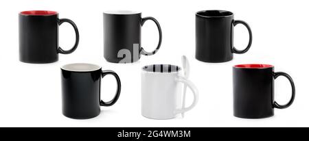 Tasses en céramique noir et blanc isolées sur fond blanc Banque D'Images