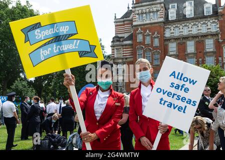Londres, Royaume-Uni. 23 juin 2021. LONDRES, ROYAUME-UNI. 23 JUIN. Les membres de l'industrie du voyage tiennent une manifestation sur College Green demandant au gouvernement d'ouvrir davantage de routes pour voyager à l'étranger sur College Green, Londres, Royaume-Uni, le mardi 22 juin 2021. (Credit: Tejas Sandhu | MI News) Credit: MI News & Sport /Alay Live News Banque D'Images