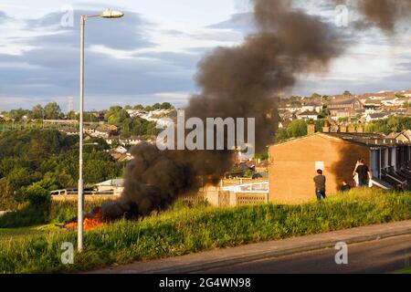 Cork, Irlande. 23 juin 2021. Nuit des feux de joie, Cork, Irlande. Un feu de joie à Errigal Heights dans le Glen. Des feux de joie ont été allumés dans toute la ville ce soir à la veille de Saint John. Les feux ont été allumés malgré les appels de la brigade des pompiers de Cork pour arrêter les feux illégaux qui voit plusieurs légendes placées la nuit chaque année. Credit: Damian Coleman/Alay Live News Banque D'Images