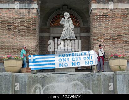 Les manifestants anti-austérité tiennent une bannière devant l'entrée de l'hôtel de ville de Bristol, au Royaume-Uni, le 8 juillet 2015 Banque D'Images