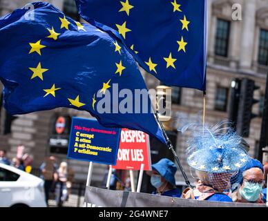 Londres, Royaume-Uni. 23 juin 2021. Un activiste anti-Brexit tenant le drapeau de l'UE, lors de la protestation à l'échelle du Royaume-Uni contre « ce gouvernement corrompu » appelé par Steve Bray sur la place du Parlement. Crédit : SOPA Images Limited/Alamy Live News Banque D'Images