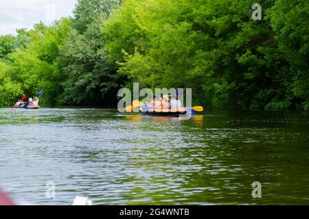 Kayak sur la rivière en été. Vue d'un groupe de personnes sur des kayaks sur le fond de la belle nature Banque D'Images