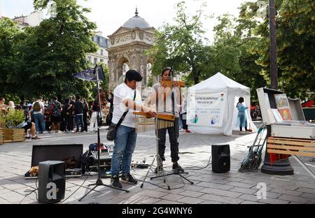 Les musiciens de rue divertissent les touristes dans le quartier des Halles à Paris. Banque D'Images