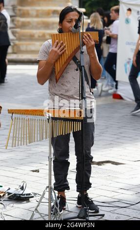 Paris, France - 21 juin 2021 : les musiciens de rue divertissent les touristes dans le quartier des Halles à Paris. Banque D'Images