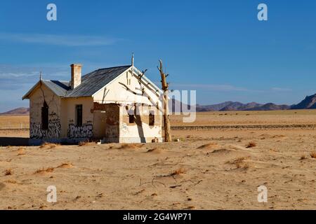 Parc national de Sperrgebiet: Station de chemin de fer abandonnée 'Garub' dans le désert du Namib, entaché de tourtes avec graffitis, région de Karas, Namibie Banque D'Images