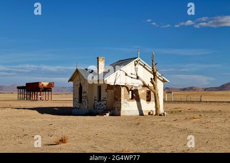 Parc national de Sperrgebiet: Station de chemin de fer abandonnée 'Garub' dans le désert du Namib, entaché de tourtes avec graffitis, région de Karas, Namibie Banque D'Images