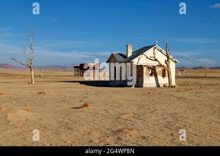 Parc national de Sperrgebiet: Station de chemin de fer abandonnée 'Garub' dans le désert du Namib, entaché de tourtes avec graffitis, région de Karas, Namibie Banque D'Images