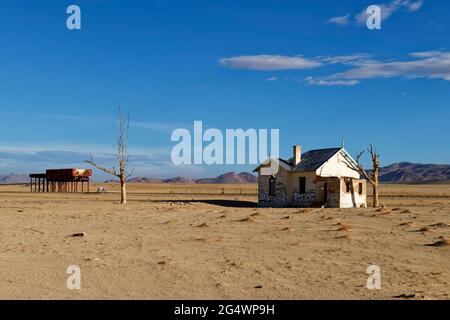 Parc national de Sperrgebiet: Station de chemin de fer abandonnée 'Garub' dans le désert du Namib, entaché de tourtes avec graffitis, région de Karas, Namibie Banque D'Images