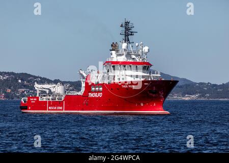 Navire de soutien et d'escorte offshore Thor Modi à Byfjorden, à l'extérieur du port de Bergen, en Norvège. Banque D'Images