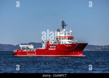 Navire de soutien et d'escorte offshore Thor Modi à Byfjorden, à l'extérieur du port de Bergen, en Norvège. Banque D'Images