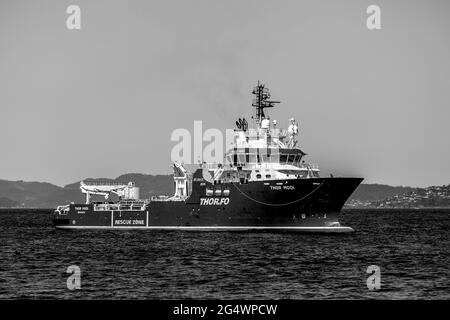 Navire de soutien et d'escorte offshore Thor Modi à Byfjorden, à l'extérieur du port de Bergen, en Norvège. Banque D'Images