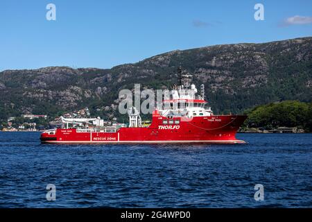 Navire de soutien et d'escorte offshore Thor Modi à Byfjorden, à l'extérieur du port de Bergen, en Norvège. Banque D'Images