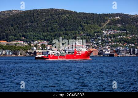 Navire de soutien et d'escorte offshore Thor Modi à Puddefjorden, à l'extérieur du port de Bergen, en Norvège. Banque D'Images