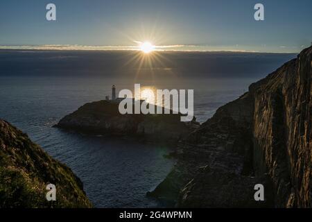 Phare de South Stack, Anglesey, pays de Galles, coucher de soleil Banque D'Images