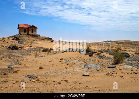 Parc national de Sperrgebiet: Gare abandonnée 'Grasplatz' près de Kolmanskop dans le désert du Namib, région de Karas, Namibie Banque D'Images