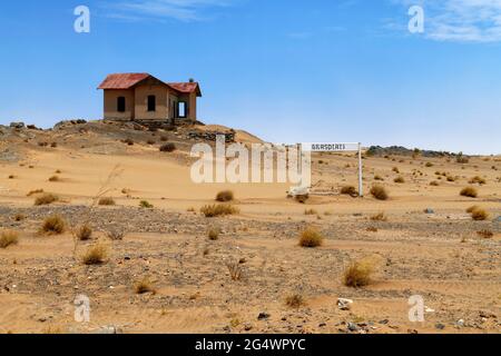 Parc national de Sperrgebiet: Gare abandonnée 'Grasplatz' près de Kolmanskop dans le désert du Namib, région de Karas, Namibie Banque D'Images