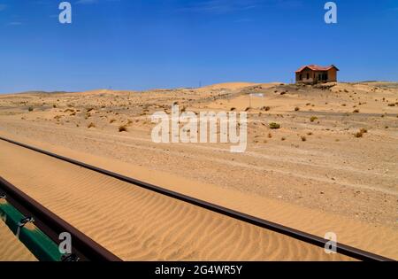 Parc national de Sperrgebiet: Gare abandonnée 'Grasplatz' et piste près de Kolmanskop dans le désert du Namib, région de Karas, Namibie Banque D'Images