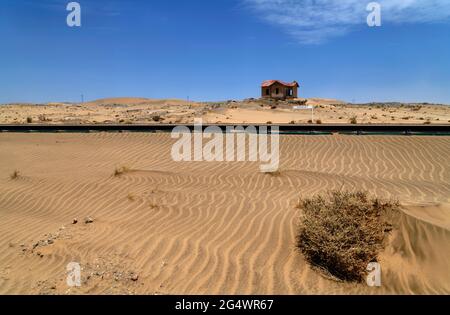 Parc national de Sperrgebiet: Gare abandonnée 'Grasplatz' et piste près de Kolmanskop dans le désert du Namib, région de Karas, Namibie Banque D'Images