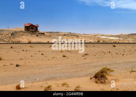 Parc national de Sperrgebiet: Gare abandonnée 'Grasplatz' près de Kolmanskop dans le désert du Namib, région de Karas, Namibie Banque D'Images