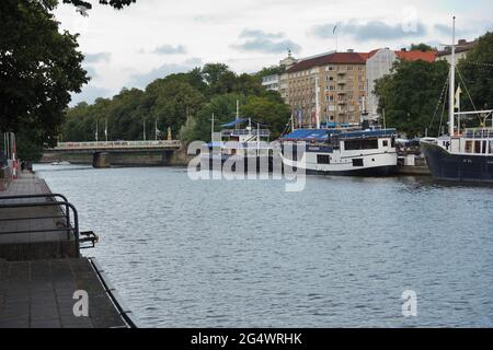 Des bateaux et des navires historiques amarrés au remblai de la rivière aura à Turku, en Finlande, et servant de cafés et de restaurants pour les touristes et les habitants Banque D'Images