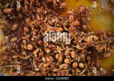 Anchois frits avec sauce épicée rouge, Balado Teri Medan Banque D'Images