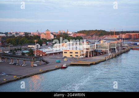 Paysage urbain de Turku, Finlande avec le terminal des ferries Viking Line devant Banque D'Images