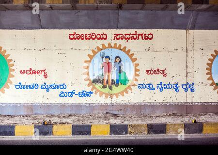 Peinture murale avec devanagari sanskrit encourageant les problèmes de santé environnementale, Mysore, Karnataka, Inde Banque D'Images