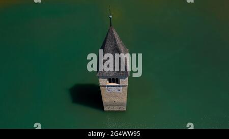Le clocher de l'église submergée de Curon, lac Resia, province de Bolzano, Tyrol du Sud, Italie. Banque D'Images
