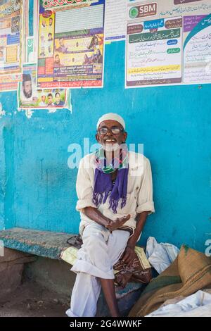 Portrait d'un musulman indien âgé aux mauvaises dents et aux cheveux gris, portant la calotte islamique taqiyah et un foulard coloré, Mysore, Karnataka, Inde Banque D'Images