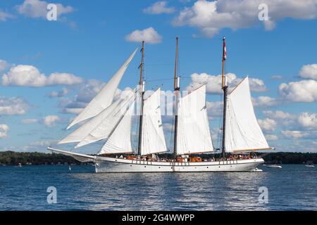 L'Empire Sandy passe en voile au Tall Ships Festival, en naviguant sur le lac Ontario. Belle journée ensoleillée avec un ciel bleu et des nuages blancs moelleux. Banque D'Images