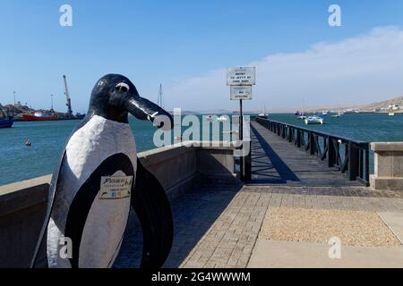 Lüderitz: Figure de pingouin à la jetée du front de mer dans le port de Robert, Atlantique Sud, région de Karas, Namibie Banque D'Images