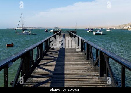 Lüderitz: Jetée du front de mer dans le port de Robert, ancrage de bateaux, Atlantique Sud, région de Karas, Namibie Banque D'Images