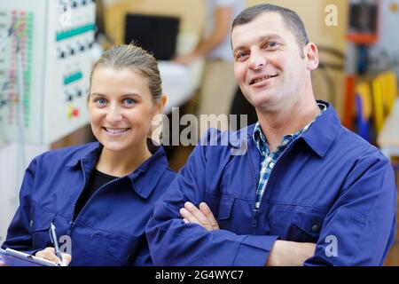portrait de deux mécaniciens d'auto qualifiés regardant la caméra Banque D'Images