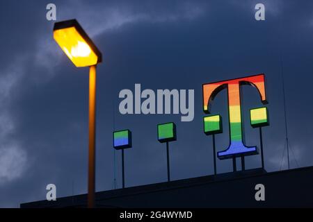 Le logo de Deutsche Telekom AG brille dans des couleurs arc-en-ciel sur le toit du siège social de la société à Bonn, en Allemagne. 23 juin 2021. Crédit : Juergen Schwarz/Alay Live News Banque D'Images