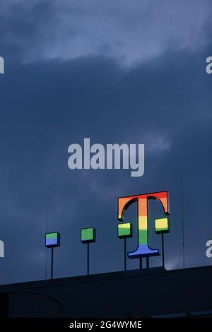 Le logo de Deutsche Telekom AG brille dans des couleurs arc-en-ciel sur le toit du siège social de la société à Bonn, en Allemagne. 23 juin 2021. Crédit : Juergen Schwarz/Alay Live News Banque D'Images