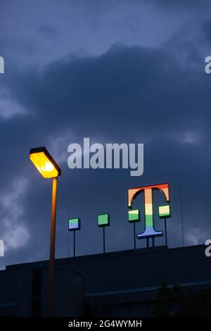 Le logo de Deutsche Telekom AG brille dans des couleurs arc-en-ciel sur le toit du siège social de la société à Bonn, en Allemagne. 23 juin 2021. Crédit : Juergen Schwarz/Alay Live News Banque D'Images